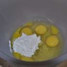 Хорошо взбить яйца с сахаром до увеличения массы в объеме в несколько раз. 