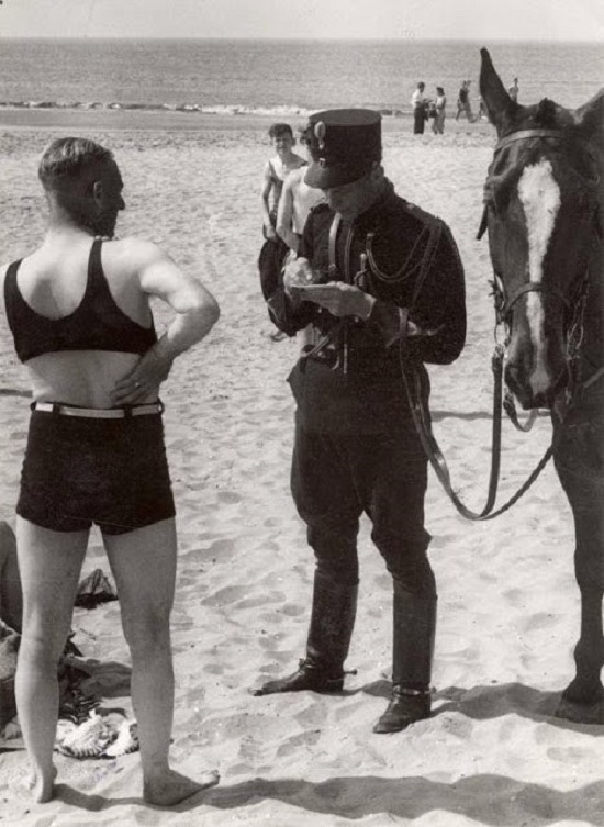 Штраф за откровенный купальный костюм. Нидерланды. 1931 год.