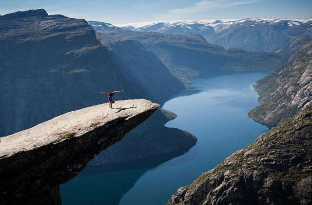 Немного йоги над норвежским ущельем спорт, ужас, экстрим
