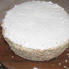 Бока торта обсыпать бисквитной крошкой или молотыми орехами, по желанию.