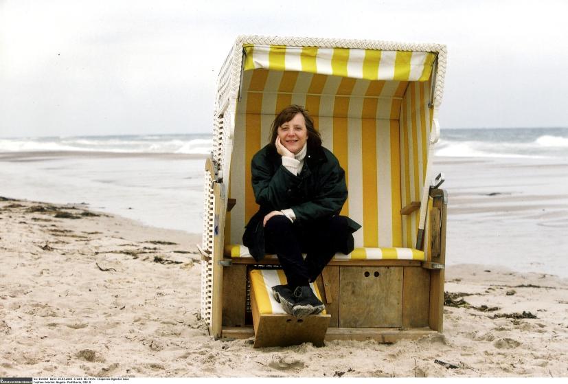 Ангела Меркель на шезлонге у Балтийского моря в Германии в 2000 году.