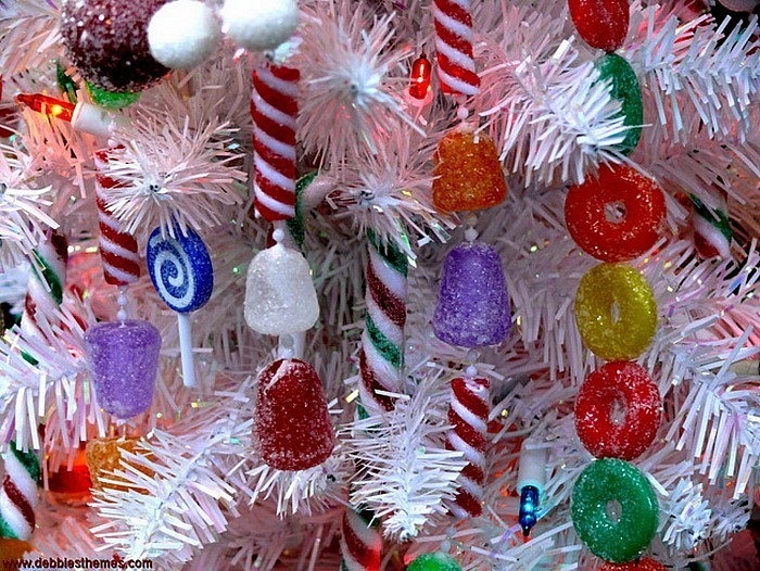 Конфеты на новогодней елке: сладкое украшение.