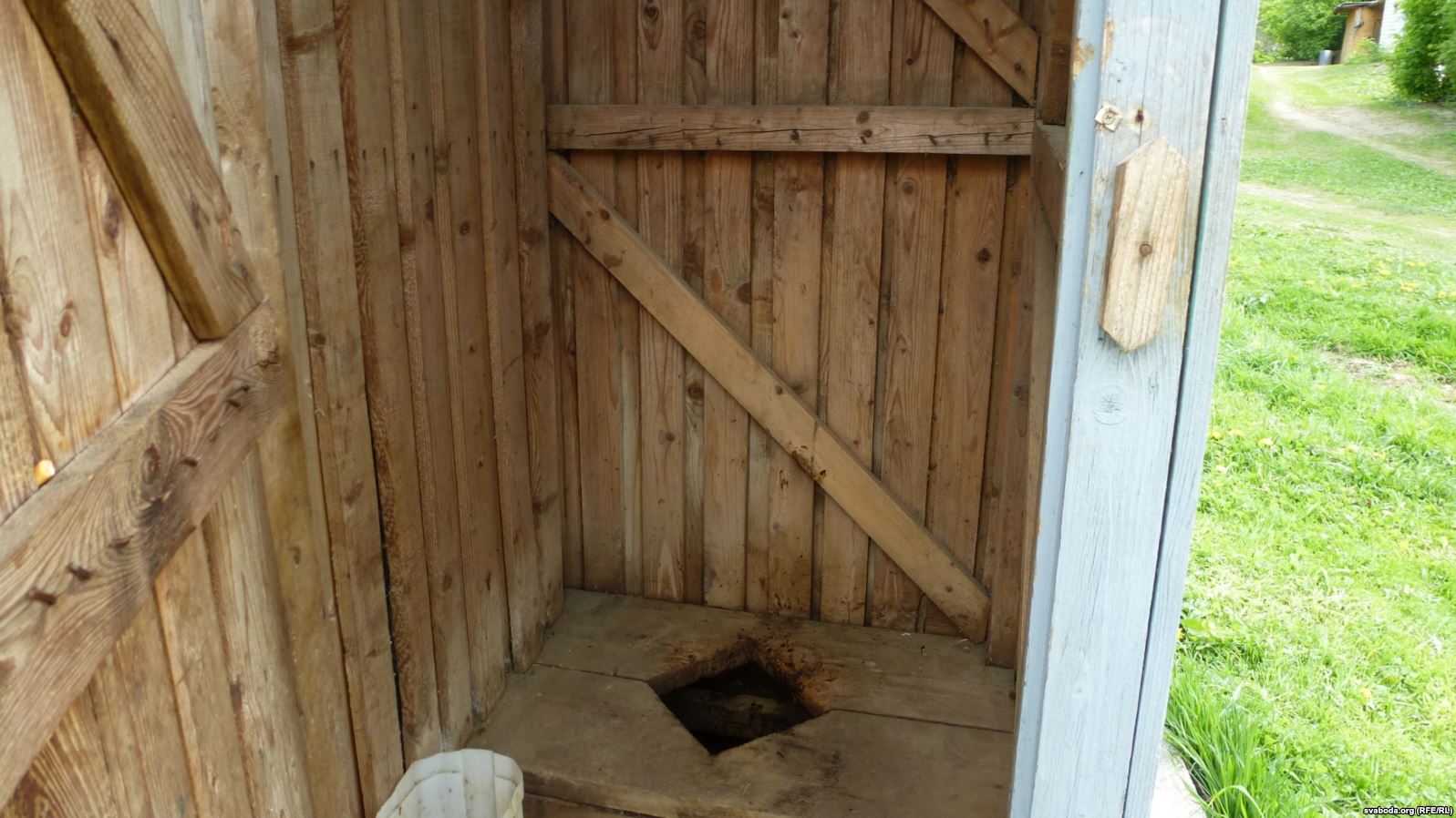 Дырка в деревянном туалете