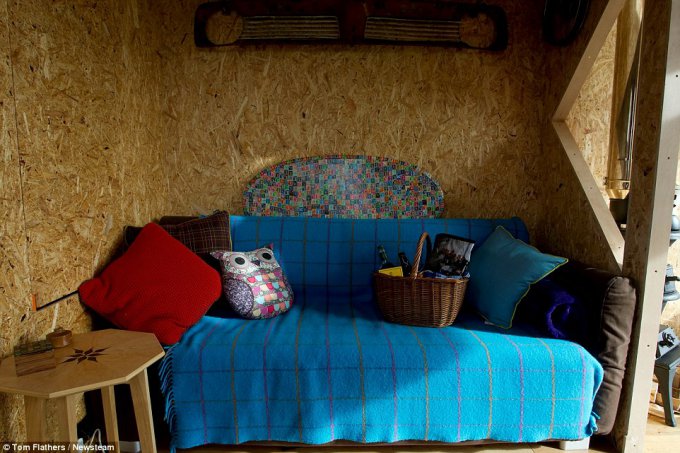 Молодые британцы построили себе уютный домик всего за $1500 дом, своими руками