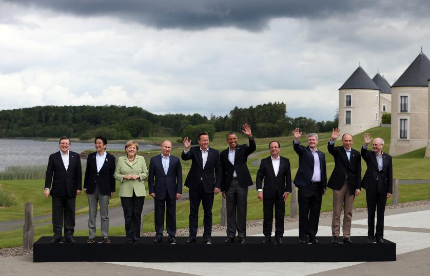 Канцлер Меркель позирует вместе с другими лидерами G8 в Эннискиллене в Северной Ирландии в 2013.