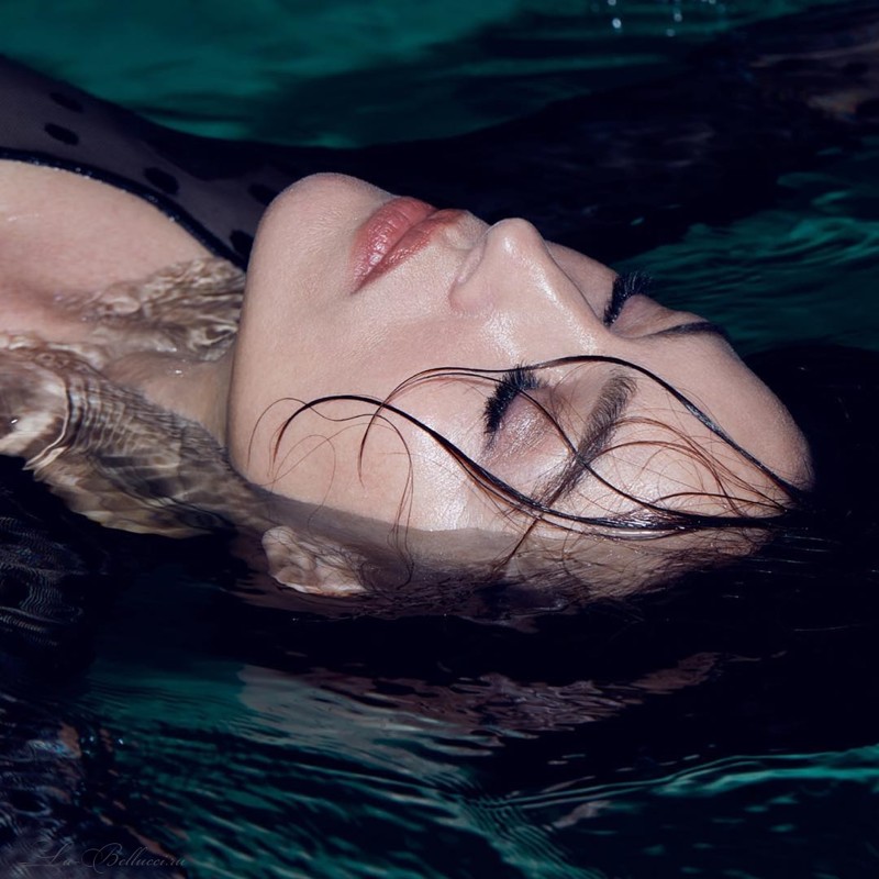 Моника Белуччи в бассейне: великолепна в свои 50 с плюсом красота, моника белуччи