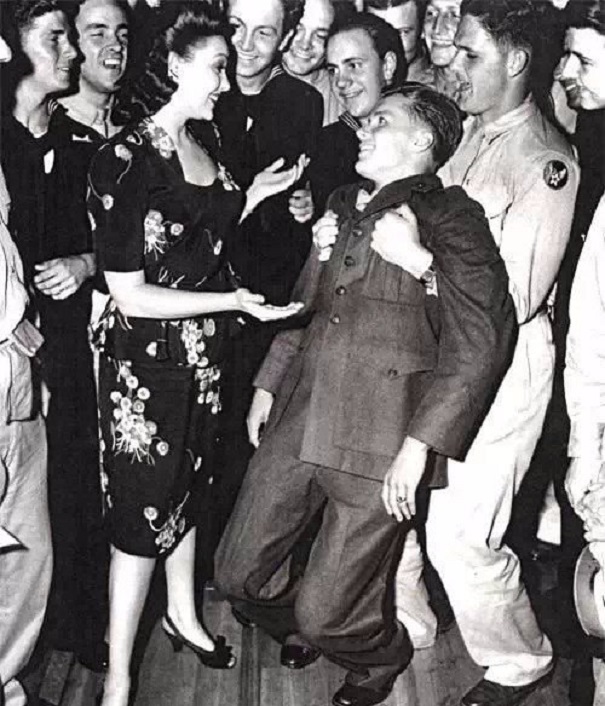 У солдата, приглашённого на танец популярной актрисой Линдой Дарнелл, подкосились ноги. 1940-е.