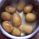 В большом количестве подсоленной воды предварительно отварить до готовности картофель "в мундире" (в желаемом количестве). Картофель должен легко протыкаться вилкой.