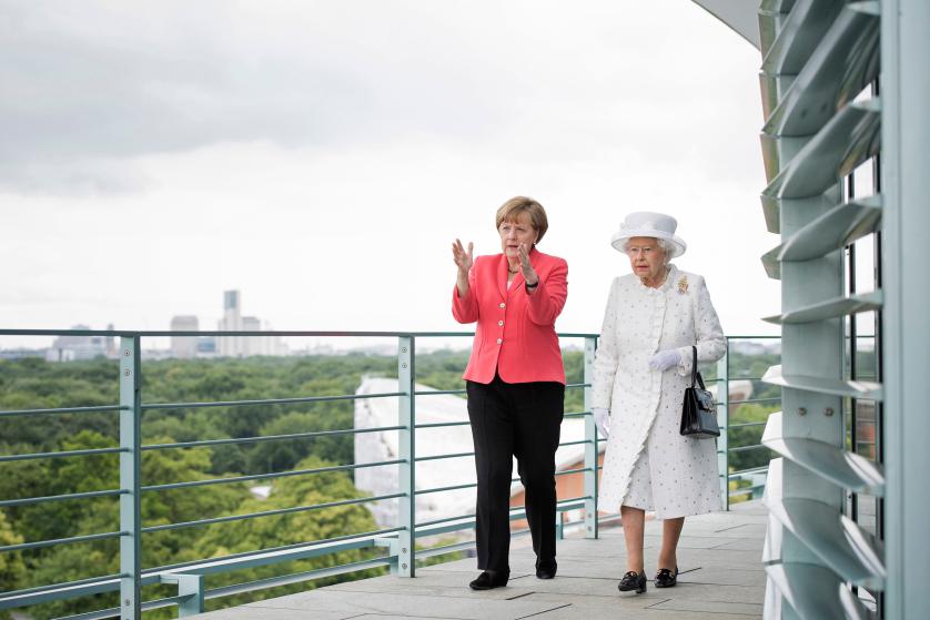 Канцлер Ангела Меркель приветствует королеву Елизавету 2, прибывшую в Федеральную канцелярию во время 4-дневного визита королевской четы в Германию 24 июня 2015 в Берлине.
