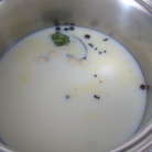 В молоко добавить специи и натертый корень имбиря (2 см). Поставить на огонь и довести до кипения. Остудить.