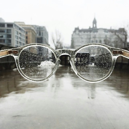 4. Но даже в очках в дождь вы всё равно проигрываете нормальным людям. очкарики, очки, проблемы