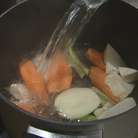 Сварить овощной бульон из моркови, сельдерея и одной луковицы. 