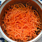 Морковь помойте, почистите и нарежьте как можно более тонкой соломкой.
