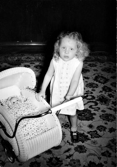 Меркель (тогда Ангела Каснер) в детстве с игрушечной коляской