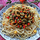 Спагетти слить, выложить на тарелку и полить сверху сливочным соте.