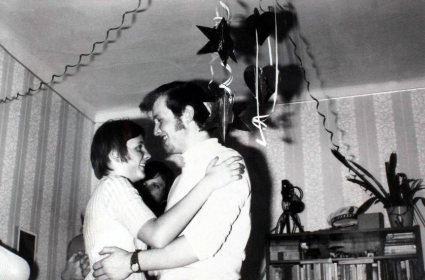 Ангела Каснер танцует с молодым мужчиной на новогоднем празднике в Берлине в 1972 году.