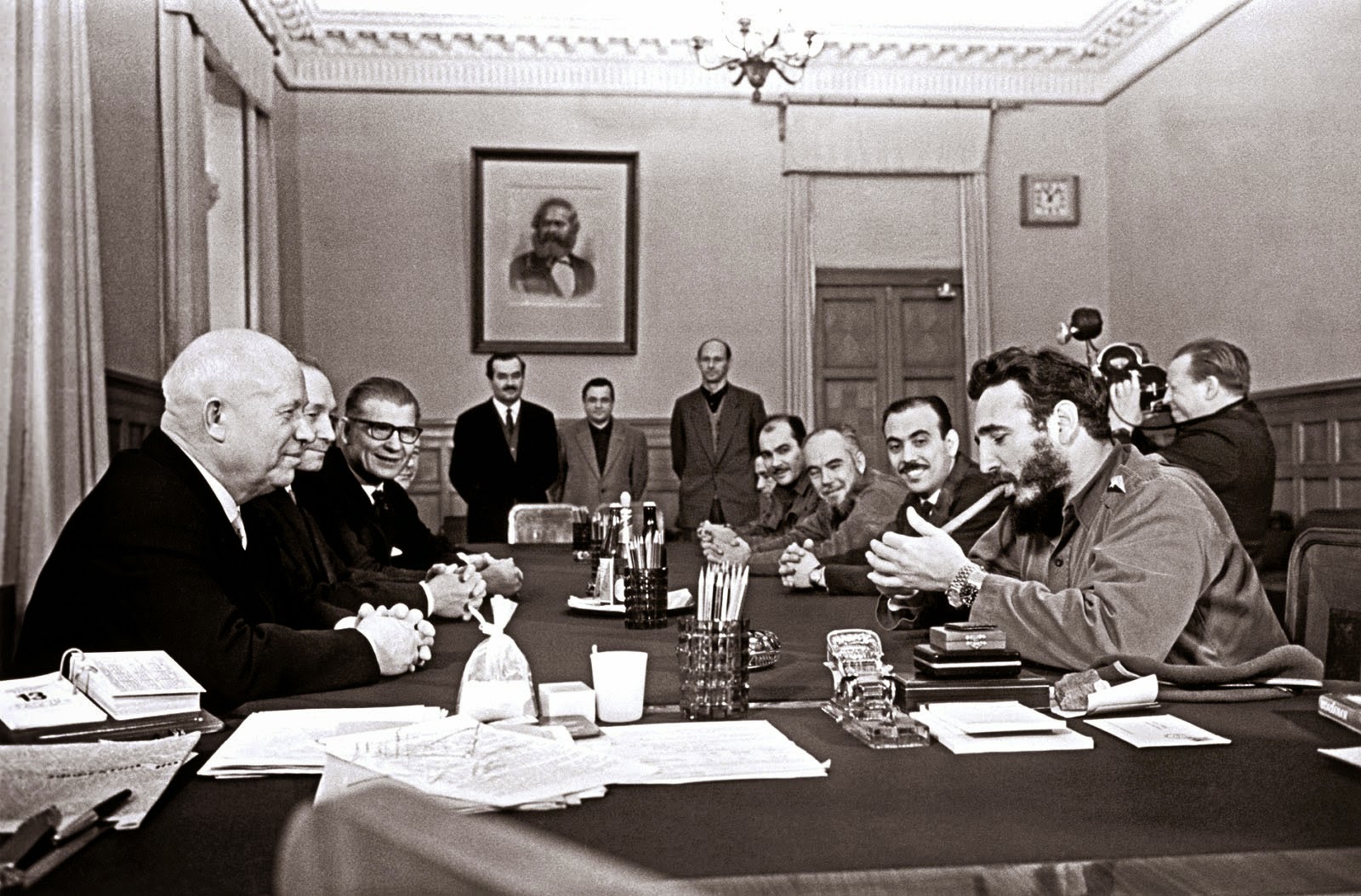 Фидель Кастро с 2 часами «Rolex» на руке курит сигару на встрече с Никитой Хрущёвым. Кремль. 1963 год