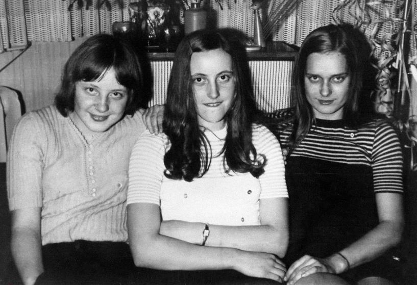 18-летняя Ангела Каснер с подругами на новогоднем празднике в Берлине в 1972 году.
