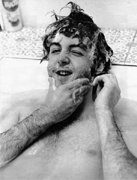 Пол Маккартни в ванной. 1970-е.