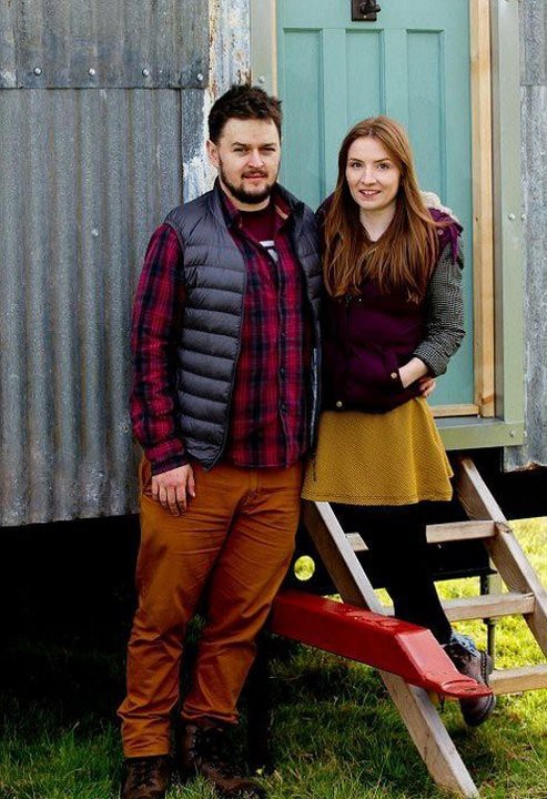 Молодые британцы построили себе уютный домик всего за $1500 дом, своими руками