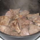 Перемешайте мясо и обжаривайте в собственном жиру на сильном огне до появления светло-золотистой корочки.