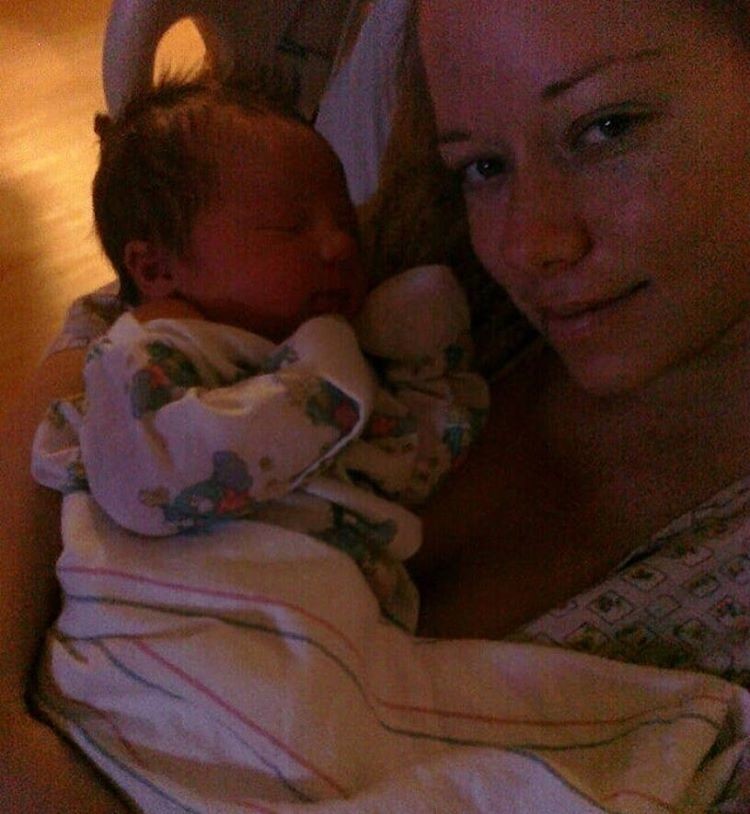 С новорожденным сыном, 2009 г. беременность, модель, плейбой