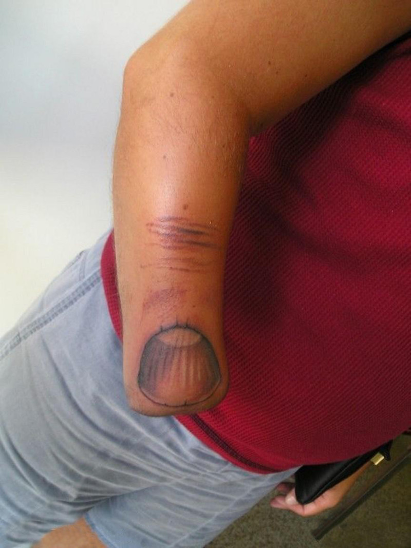 Акула откусила парню часть руки и он сделал татуировку оптимизм, прикол, юмор