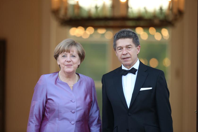 Канцлер Ангела Меркель и её муж Йоахим Сауэр прибывают во дворец Бельвю 24 июня 2015 в Берлине.