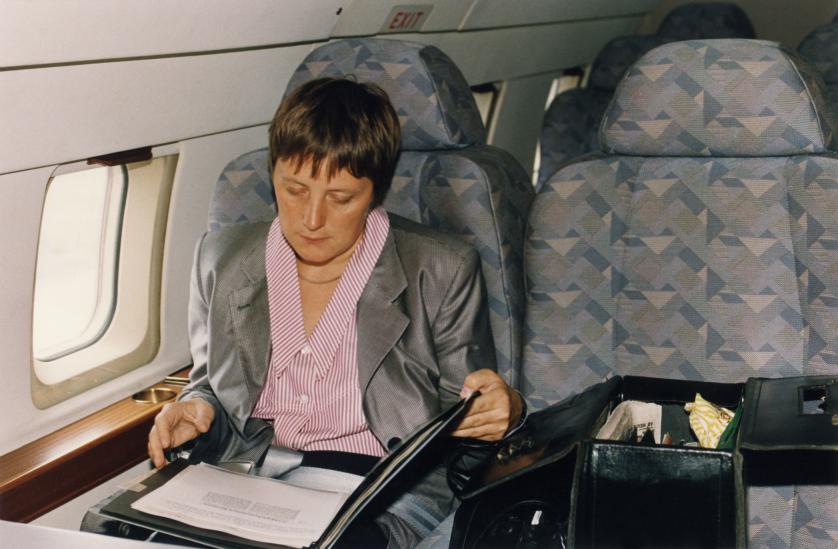 Ангела Меркель, тогда Федеральный министр по делам женщин и молодёжи, в самолёте в Германии в 1991 году. 