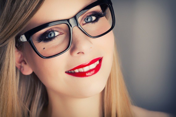 10. Если вы - женщина, ваши очки вступают в непримиримую борьбу с макияжем: ресницы задевают стёкла. очкарики, очки, проблемы