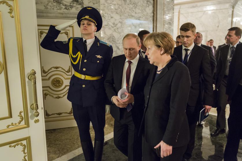 После перерыва во время переговоров по урегулированию украинского конфликта в Минске. Канцлер Меркель и президент России Владимир Путин возвращаются за стол переговоров 11 февраля 2015 года.