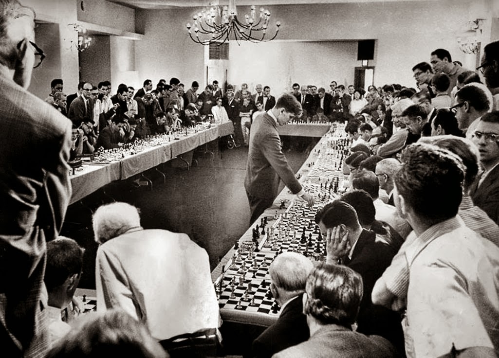 Шахматист из США Бобби Фишер проводит сеанс одновременной игры с 50 игроками. 1964 год