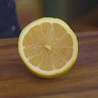 Из половинки лимона выжать сок.